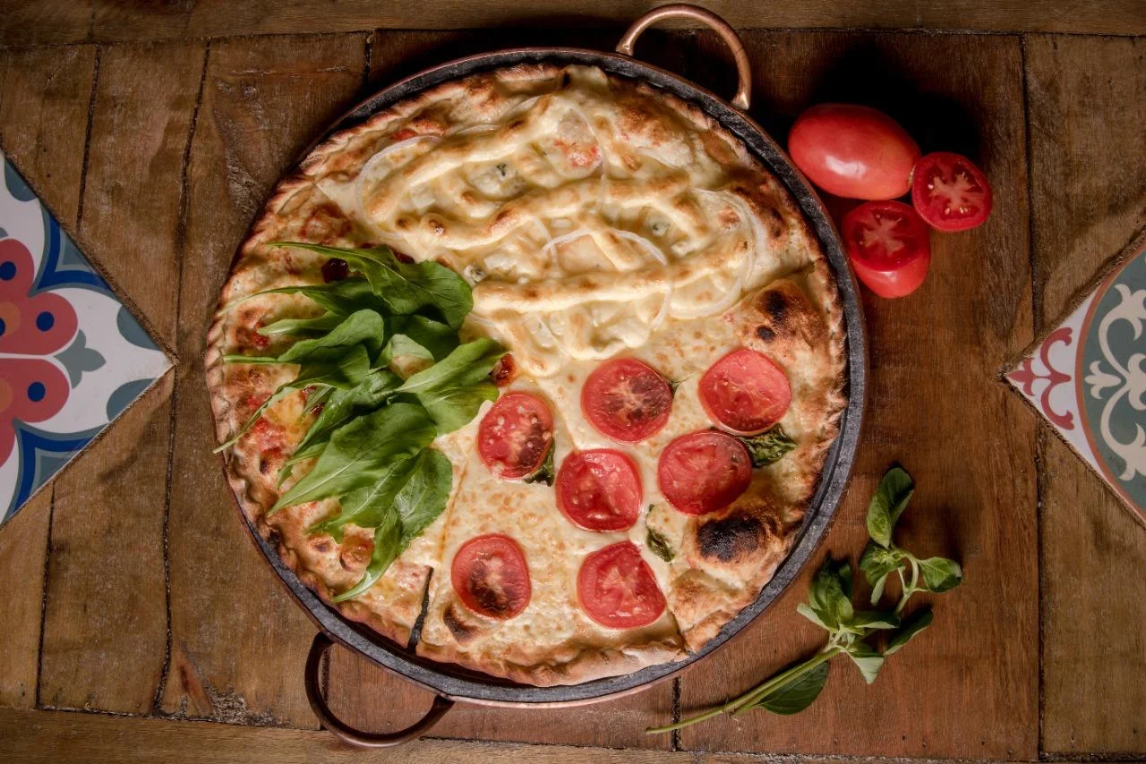 Pizza de Forno a Lenha com Manjericão e Tomates